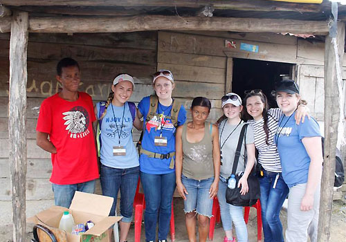 LBC学生通过旅行团队参与其他文化